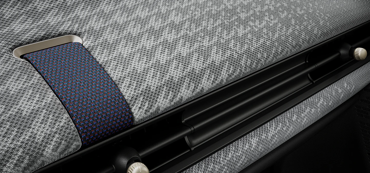 מבט מקרוב על לוח המכשירים הארוג הדו-ממדי שבתוך ה-MINI Cooper.