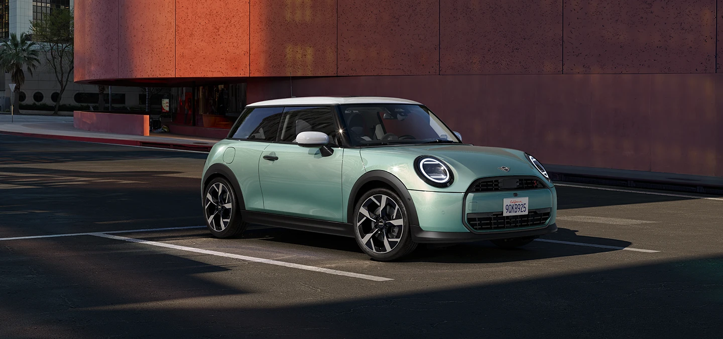 מבט מצד ימין קדמי על ה-MINI Cooper‏ בצבע ירוק Ocean Wave Green וגג לבן.