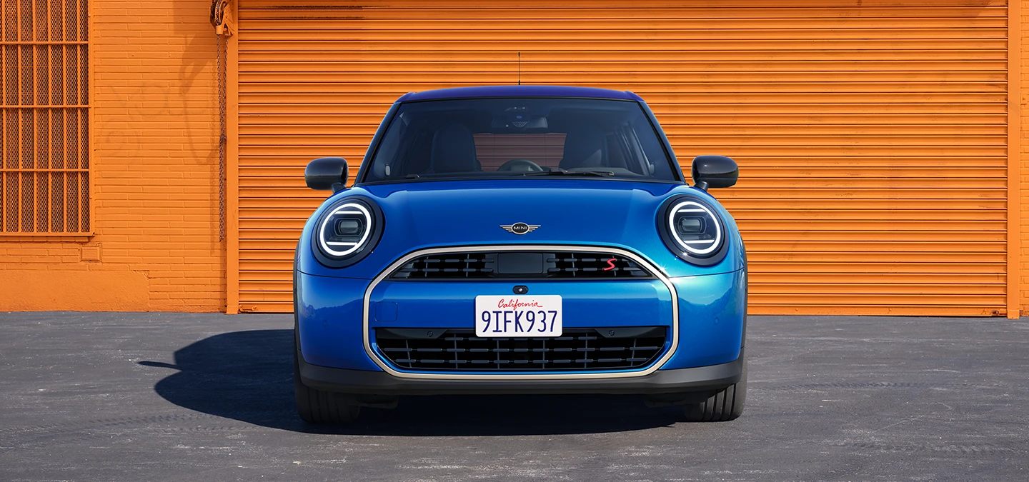 מבט קדמי על ה-MINI Cooper‏ 5 דלתות בצבע כחול Icy Sunshine Blue וגג בצבע כחול Multitone.