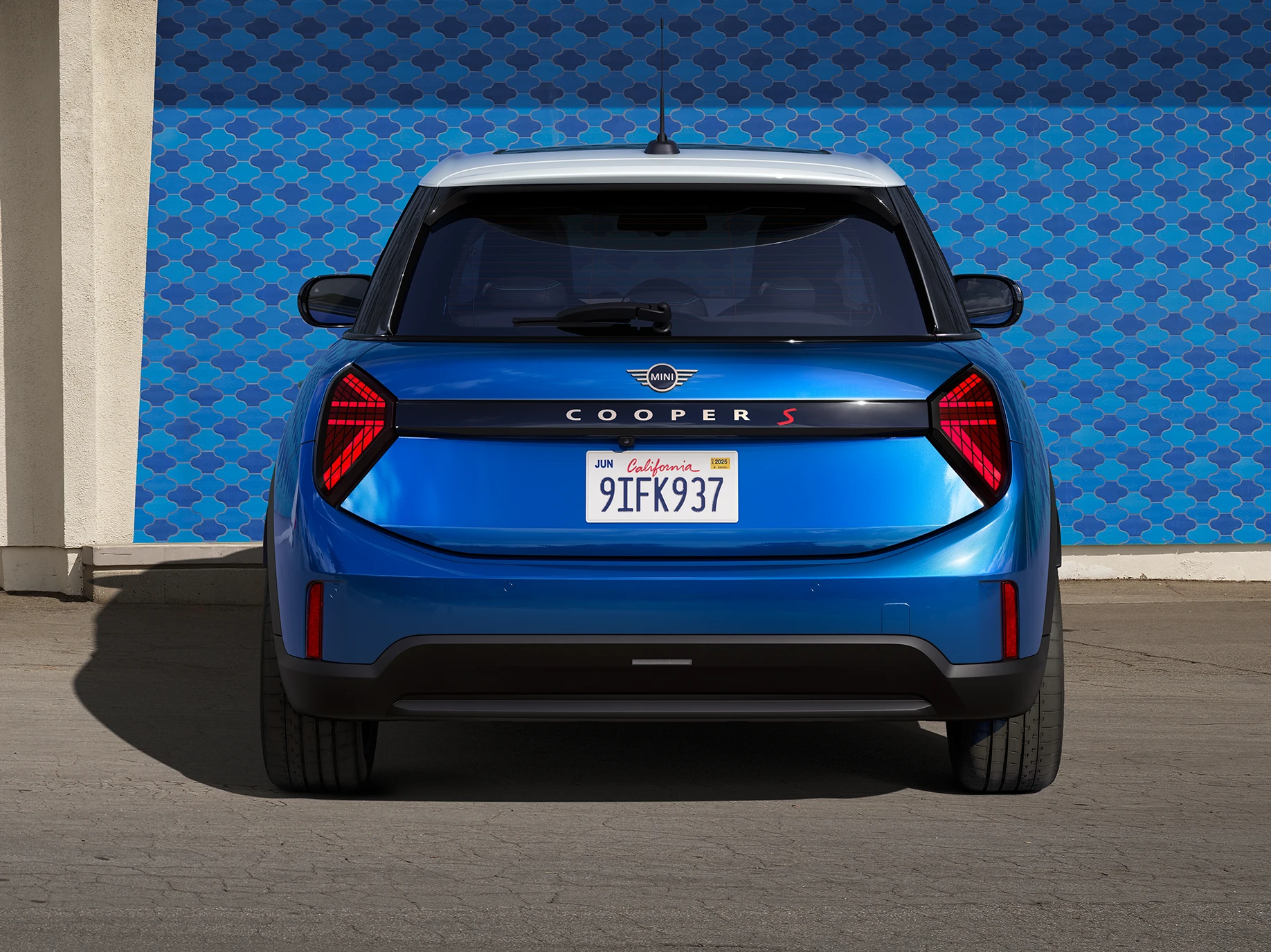 מבט אחורי על ה-MINI Cooper‏ 5 דלתות בצבע כחול Icy Sunshine Blue וגג בצבע כחול Multitone.