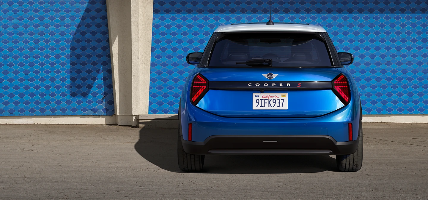 מבט אחורי על ה-MINI Cooper‏ 5 דלתות בצבע כחול Icy Sunshine Blue וגג בצבע כחול Multitone.