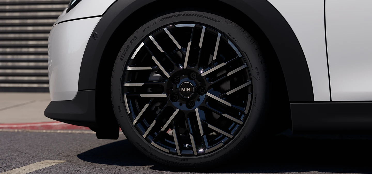 צילום מקרוב של ה-MINI Cooper‏ 5 דלתות בצבע לבן Nanuq White עם חישוקי Night Flash בשני גוונים.