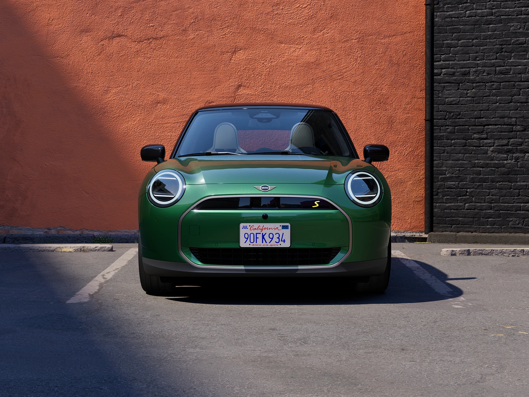 מבט קדמי על ה-MINI Cooper‏ החשמלית בצבע ירוק British Racing Green וגג שחור.