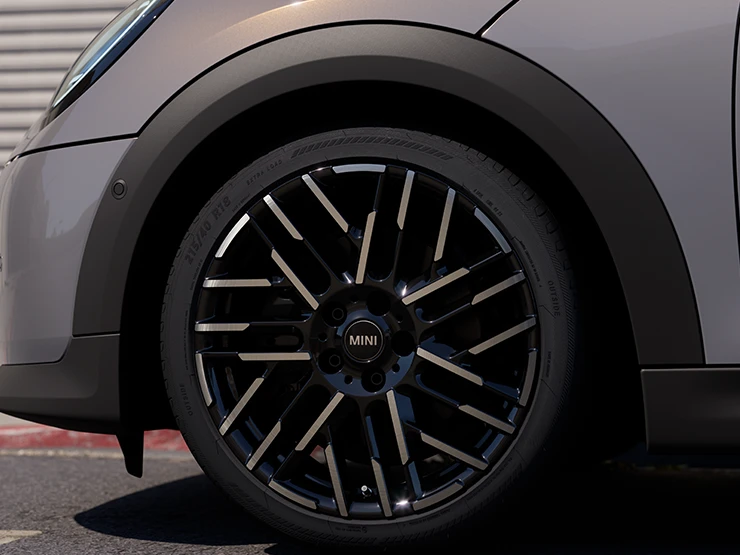 מבט מפורט של ה-MINI Cooper‏ קבריולה בצבע אפור Cooper Grey עם חישוקי Night Flash בשני גוונים.