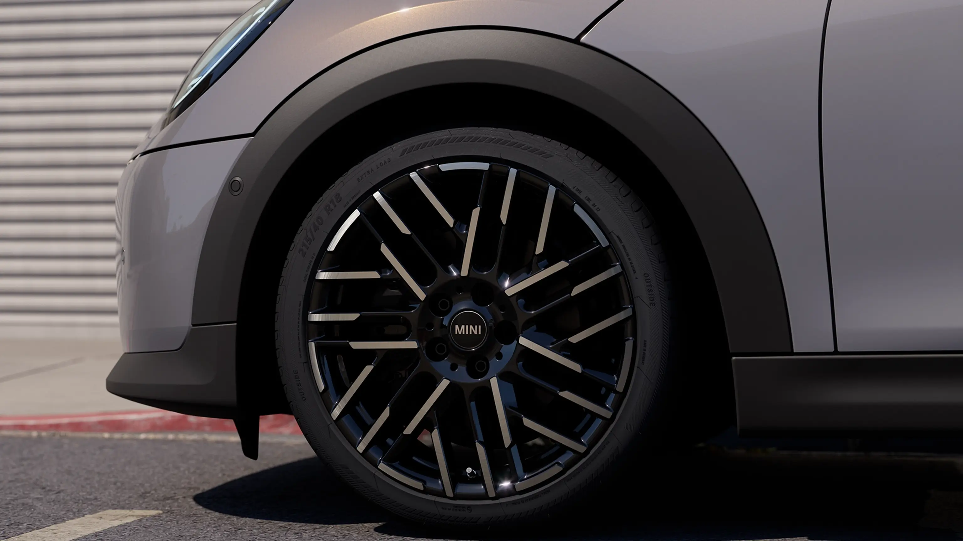 MINI Cooper‏ קבריולה - אלמנטים עיצוביים חיצוניים מובילים - צילום תקריב חישוקים