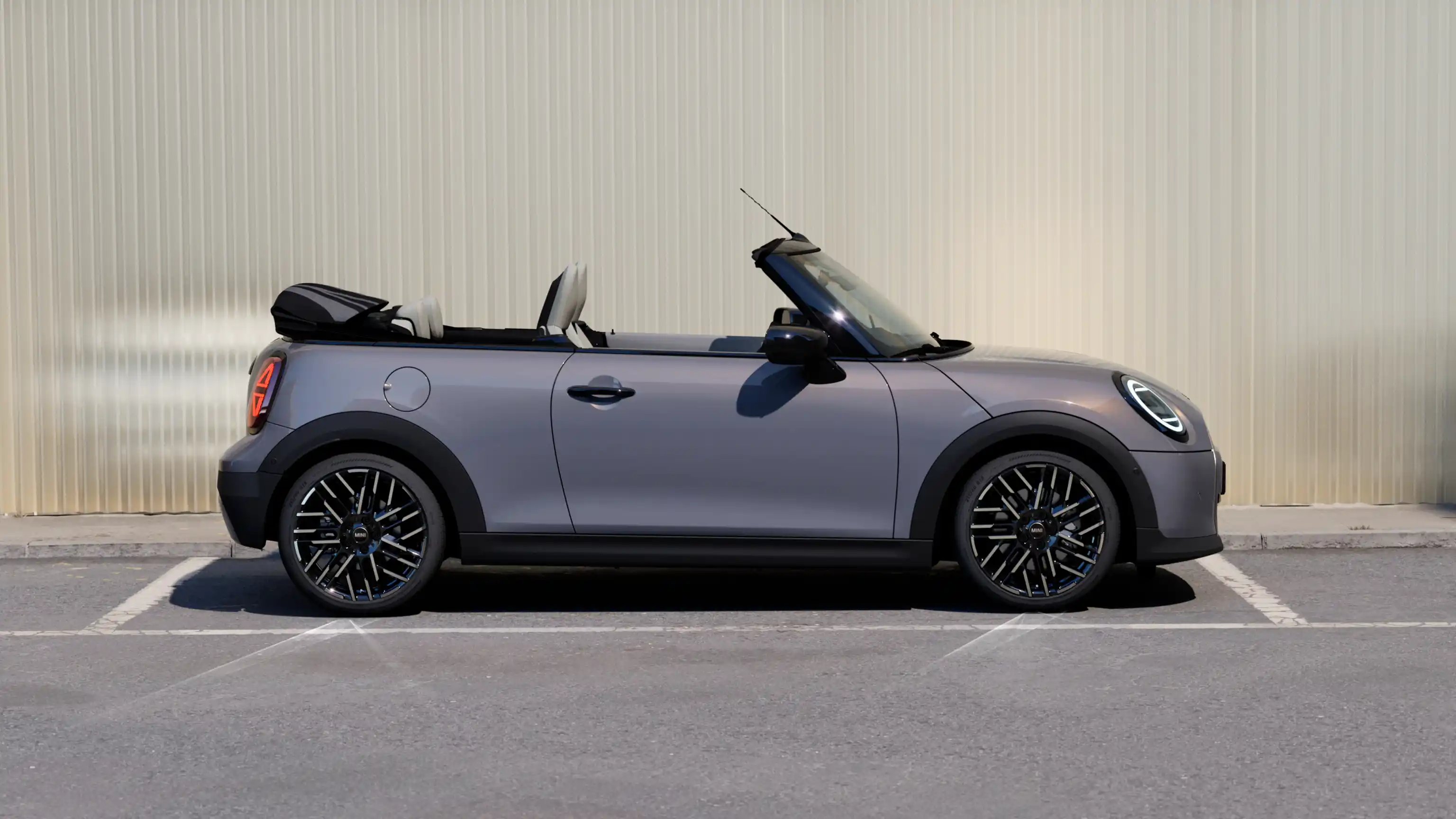 MINI Cooper‏ קבריולה - אלמנטים עיצוביים חיצוניים מובילים - מבט מהצד