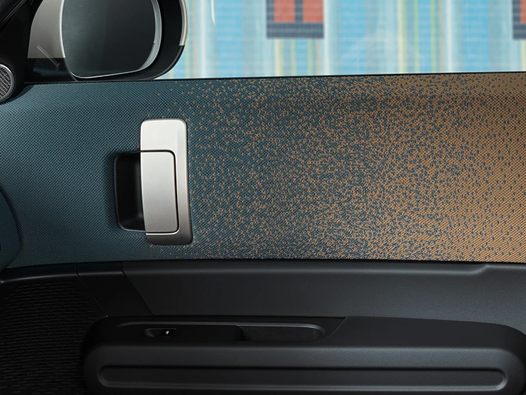 מבט מקרוב על העיצוב הפנימי של ה-MINI Countryman החשמלית עם דגש על הדלת ולוח המכשירים.