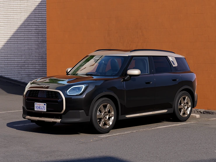 מבט קדמי צדדי של ה-MINI Countryman בצבע שחור Midnight Black וגג בצבע כסף Vibrant Silver בחניה.
