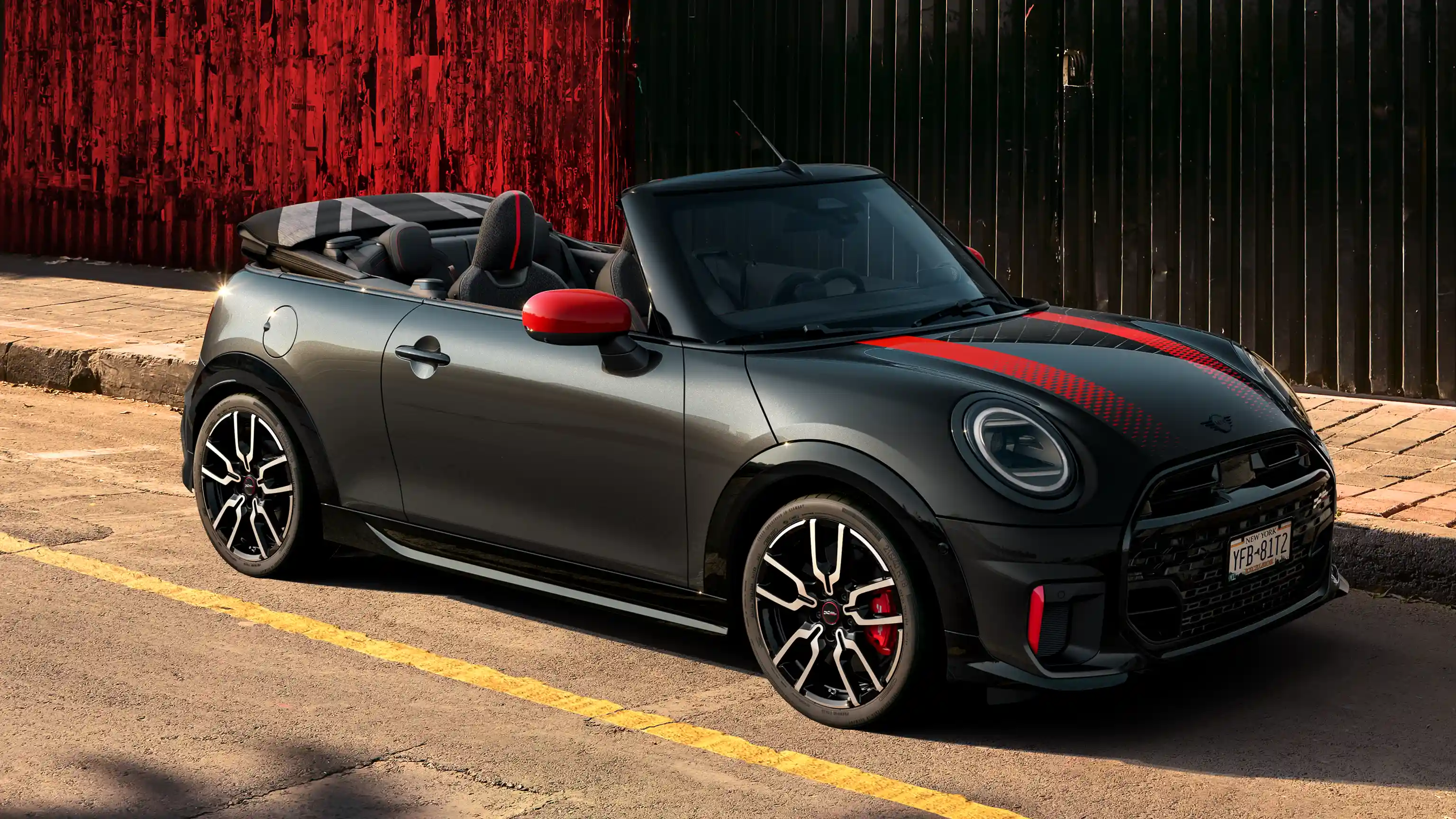 MINI John Cooper Works‏ - J01 JCW מבט מהצד