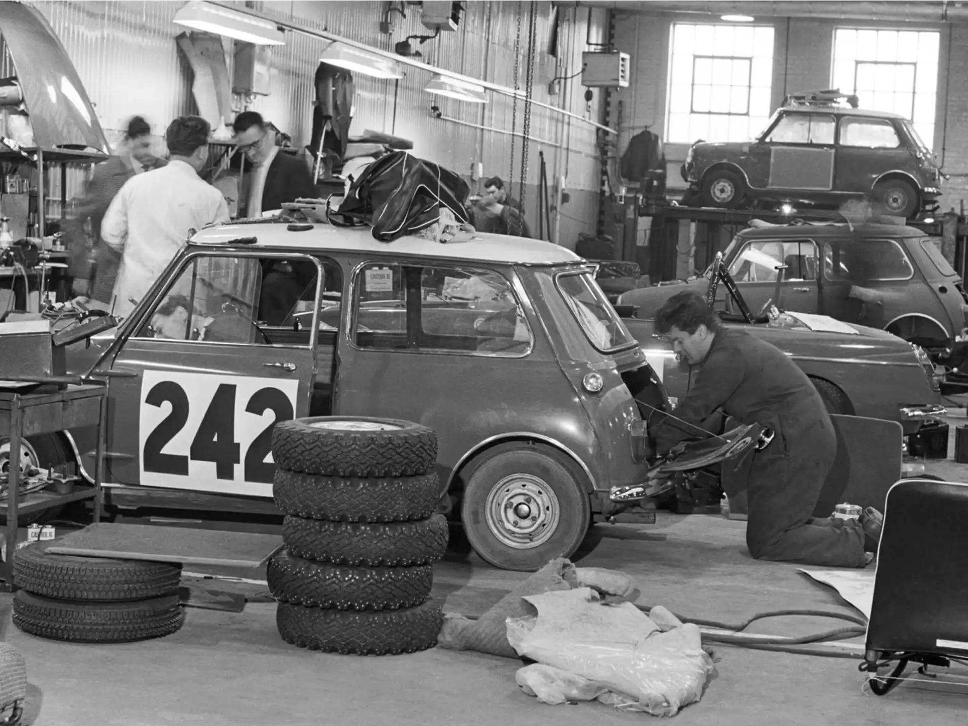 MINI John Cooper Works - מיני ישנה במוסך