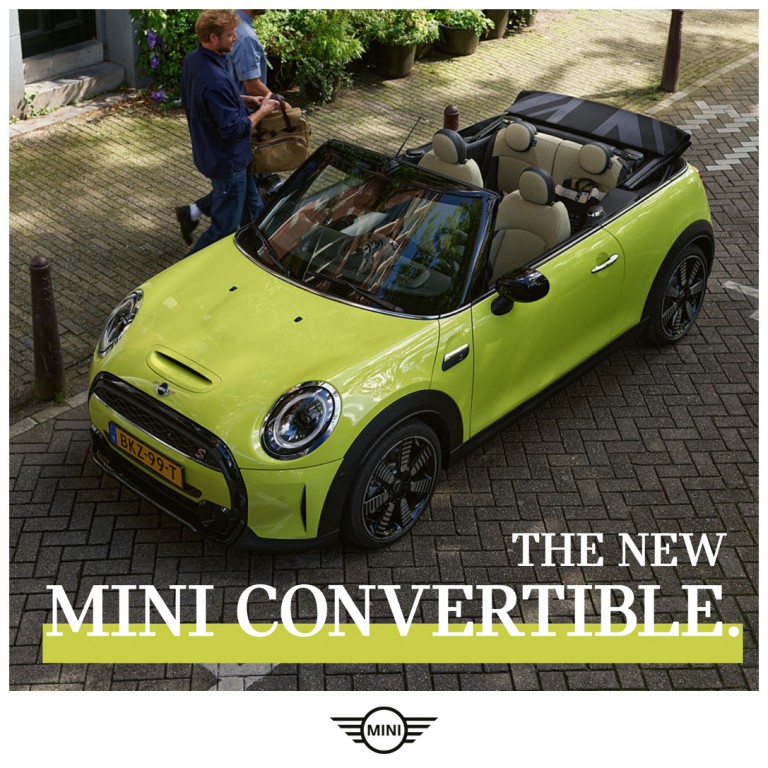 מכונית MINI Cabrio עם גג פתוח