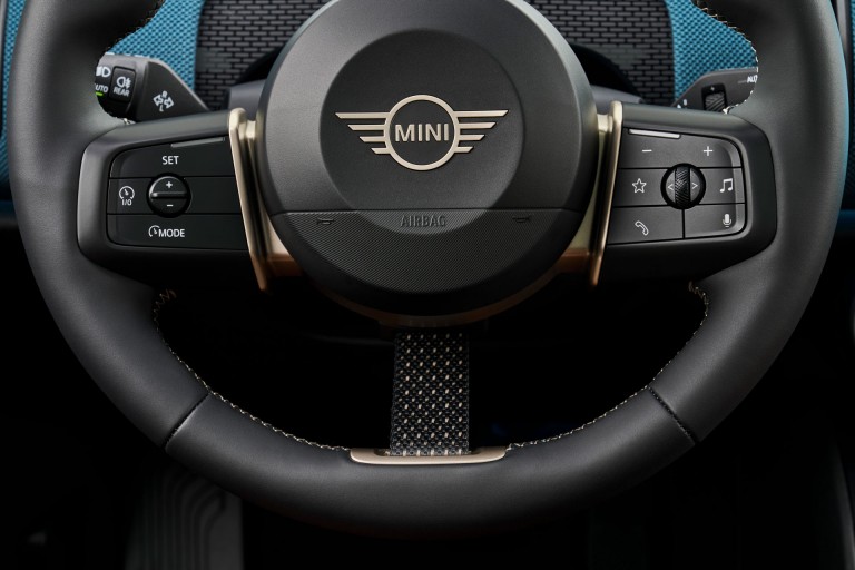 ניידות חשמלית ב-MINI - טווח נסיעה - חימום מושבים וגלגל הגה