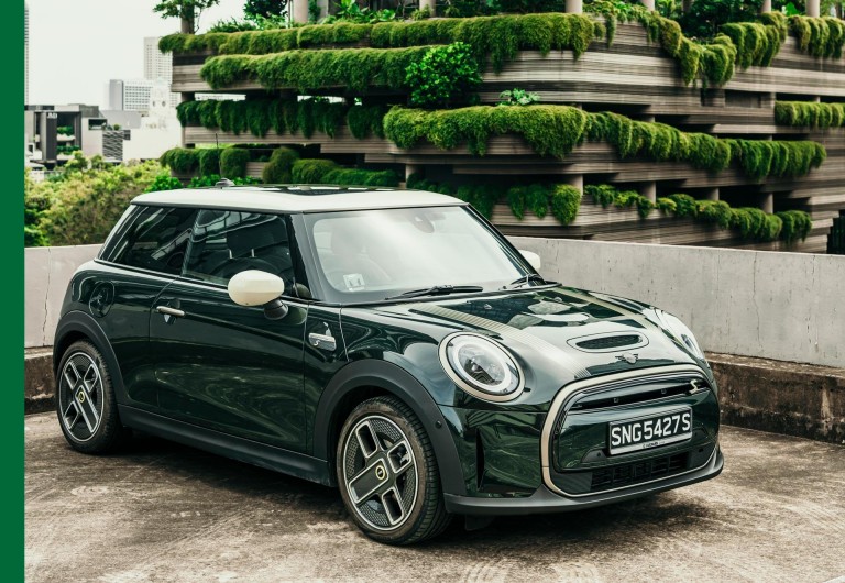 The MINI Cooper SE in front of the Hotel Parkroyal Collection Pickering.