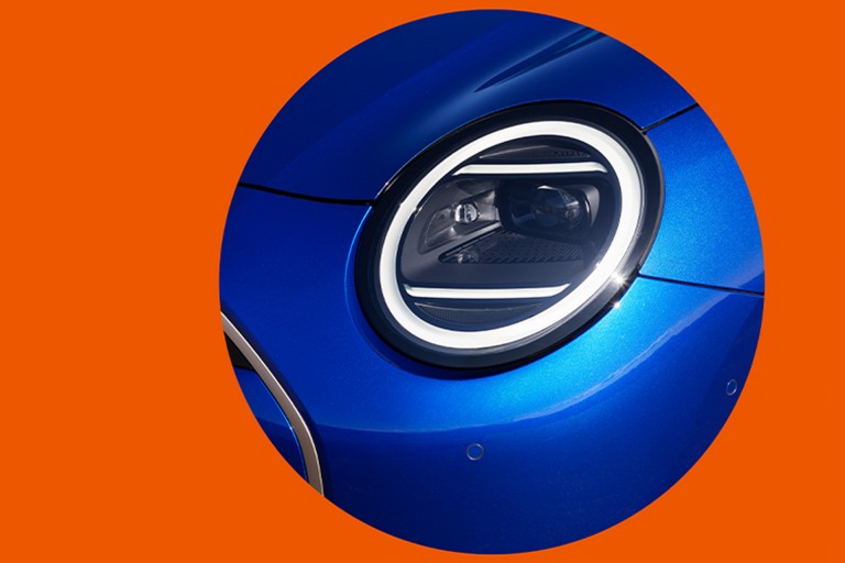 ה-MINI החשמלית - חלק חיצוני - פנסי LED ראשיים