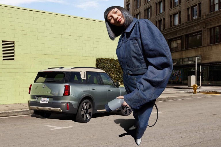 ה-MINI Countryman החשמלית - טעינה - טעינה ציבורית