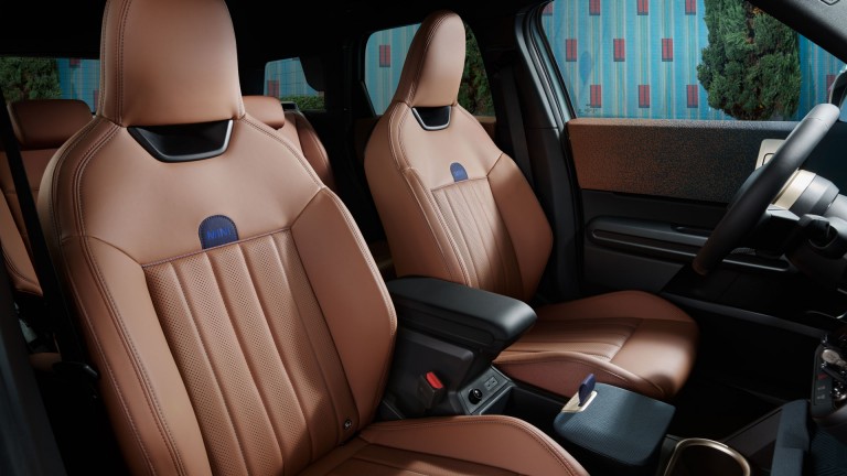 ה-MINI Countryman החשמלית - חלק פנימי - 01