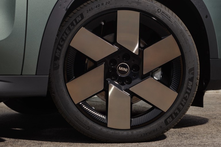 ה-MINI Countryman החשמלית - קיימות - אלומיניום ממוחזר