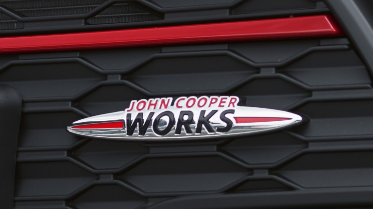 MINI John Cooper Works Clubman – גריל קדמי – סמל JCW
