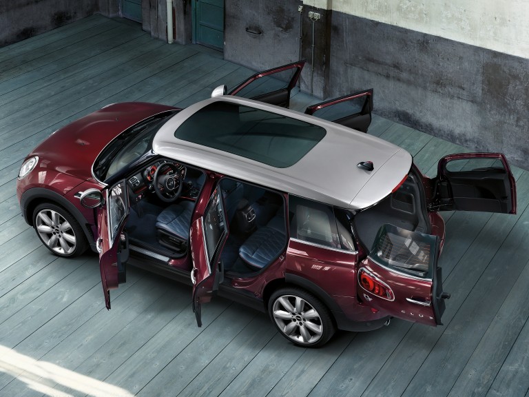 MINI CLUBMAN – כל 6 הדלתות פתוחות