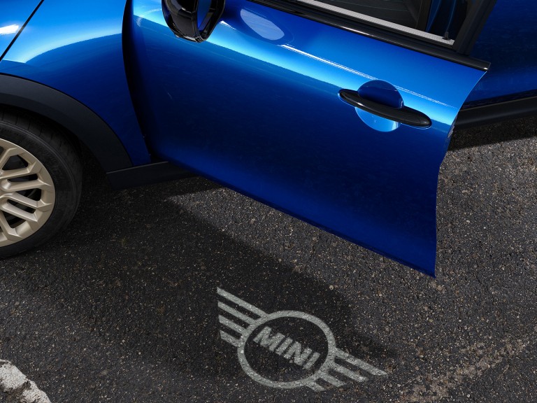 MINI Cooper‏ 5 דלתות - אלמנטים עיצוביים חיצוניים מובילים - חתימת תאורת קבלת פנים