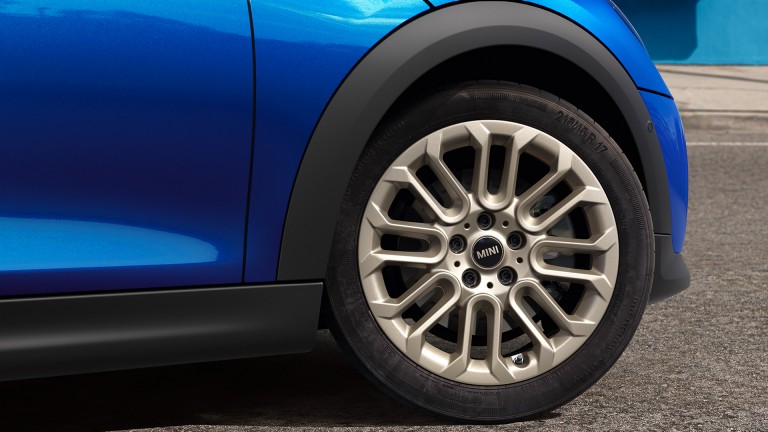 MINI Cooper‏ 5 דלתות - אלמנטים עיצוביים חיצוניים מובילים - צילום תקריב חישוקים