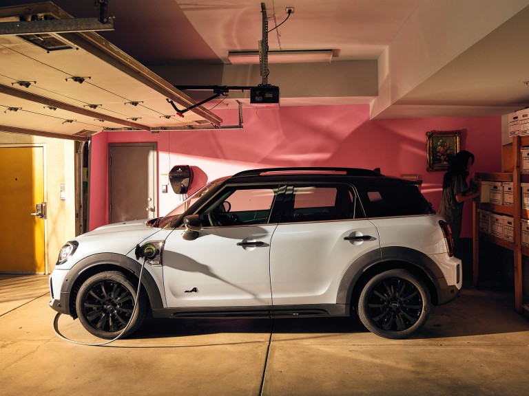 MINI Cooper Countryman SE – שולחן פיקניק נפתח